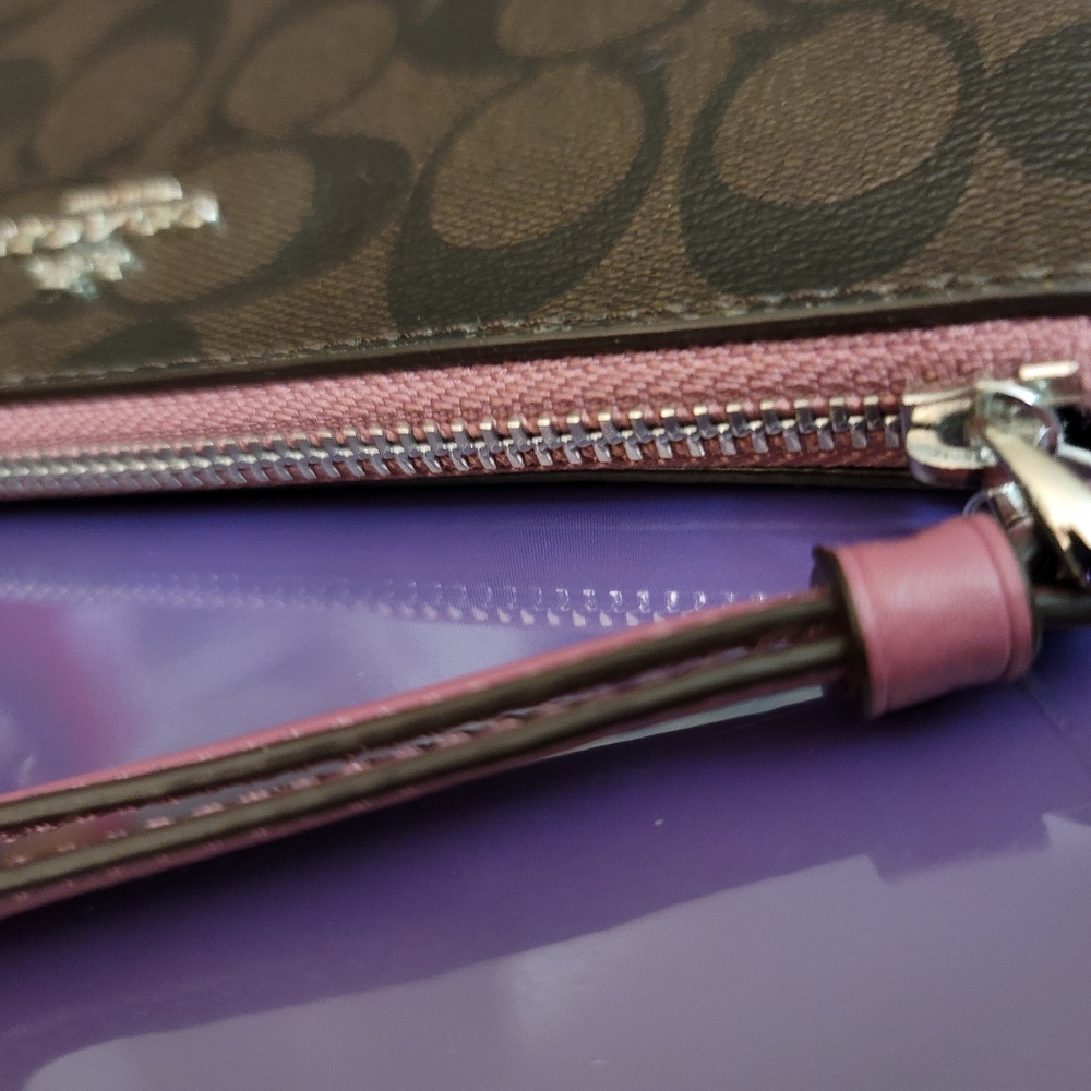 *SOLD*                        Coach Signature Logo Handcrafted Accessory - Picture 3 of 9